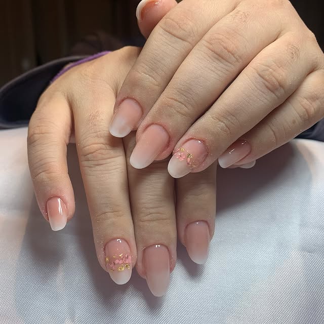 Unhas nude com flor