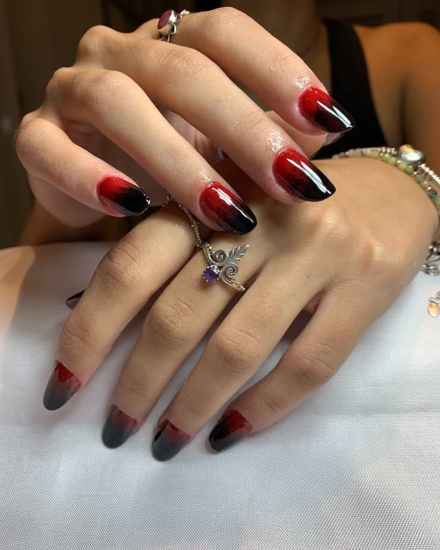 Unhas vermelho e preto